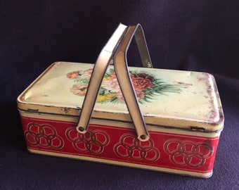 Vintage French metal tin, with 2 carrying handles. Used to be used to take a snack to school.