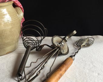 Juego de 3 batidores franceses vintage. “Le TOURBILLON” O*B*L 1925, uno con la inscripción “Le Tourbillon”, los otros dos sin nombre de fabricante.