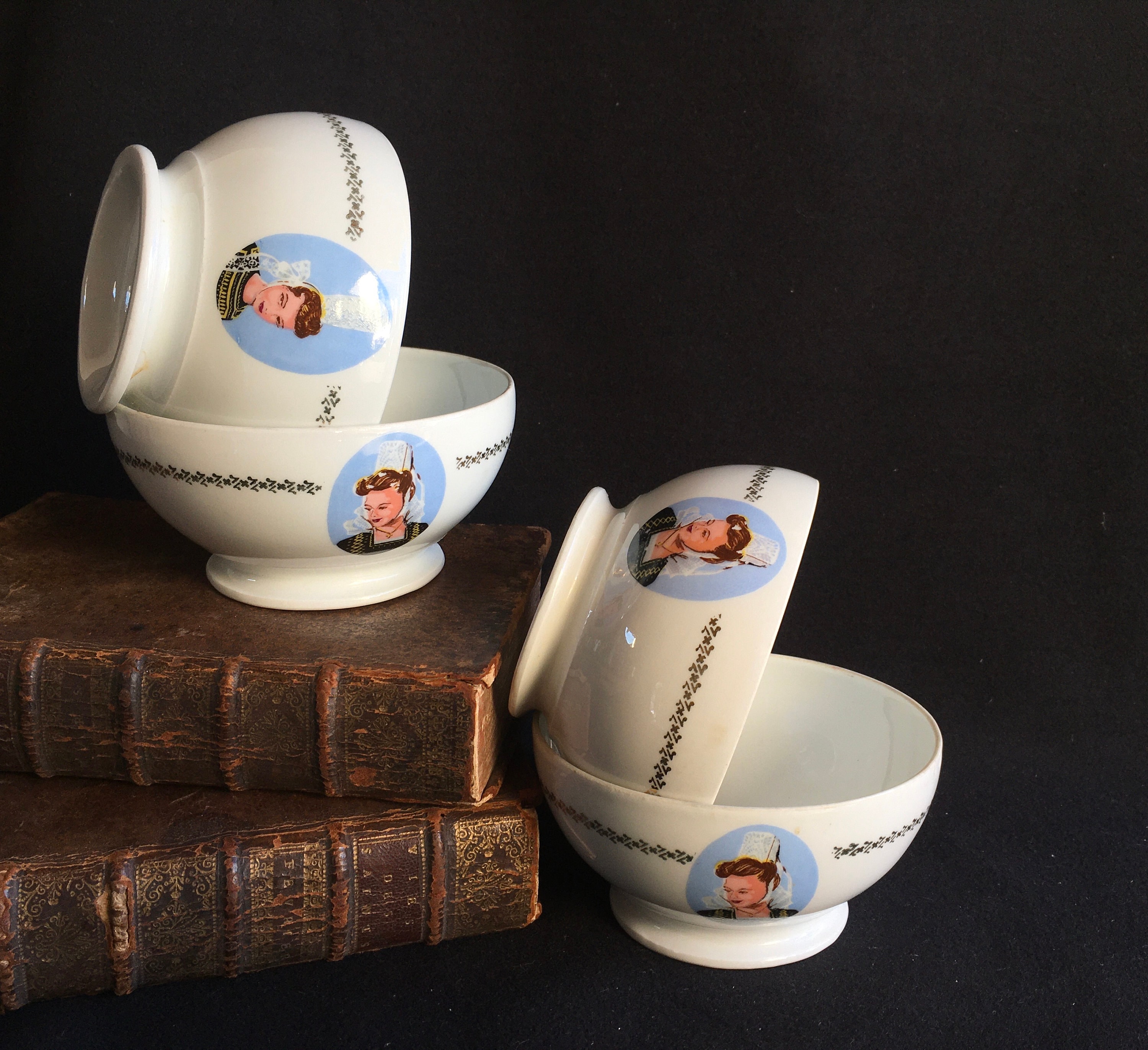 2 Bols Cafe Au Lait, Français Vintage, Petit-Déjeuner. Souvenir de La Région Normandie, Photos Femme