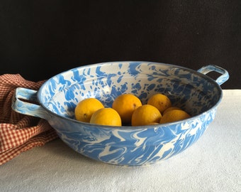 ENAMEL Vintage French bleu and white bowl in great condition. Could be a fruit bowl, serving bowl, planter or just look stunning!