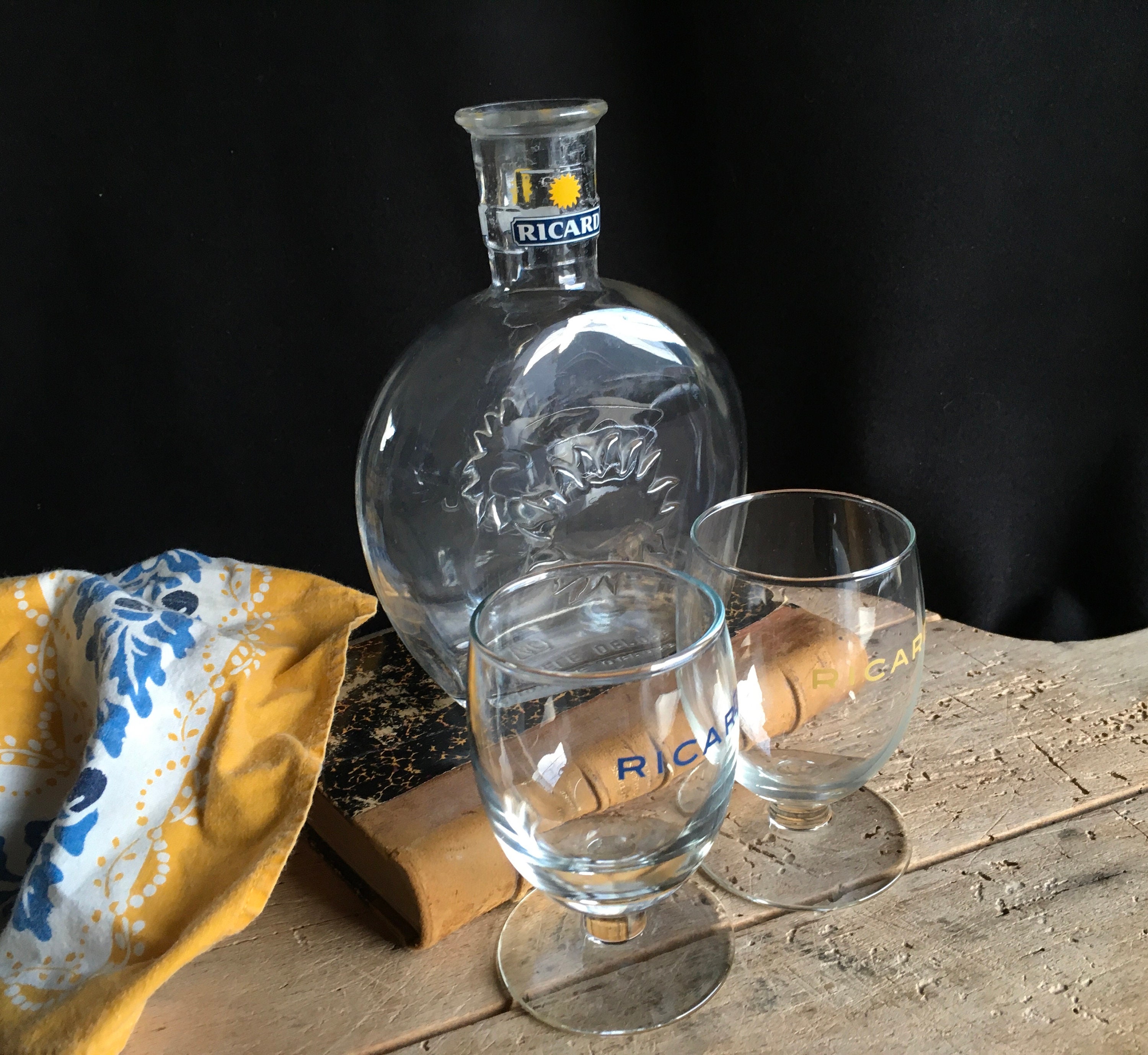 Ensemble Ricard Vintage Français, Carafe de Collection et 2 Verres Ballon. Le Tout en Très Bon État.