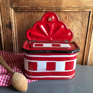 Vintage Franse EMAILLE "boite au SEL" zoutdoos. Rood en wit geblokt, decor Lustucru. Kan hangen of staan. Franse landelijke boerderijkeuken