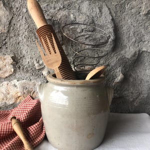 Vintage Franse grijs/beige confitpot van aardewerk, crockpot, pot en grès, aardewerkpot. Kleiner, nr. 2, in goede staat.