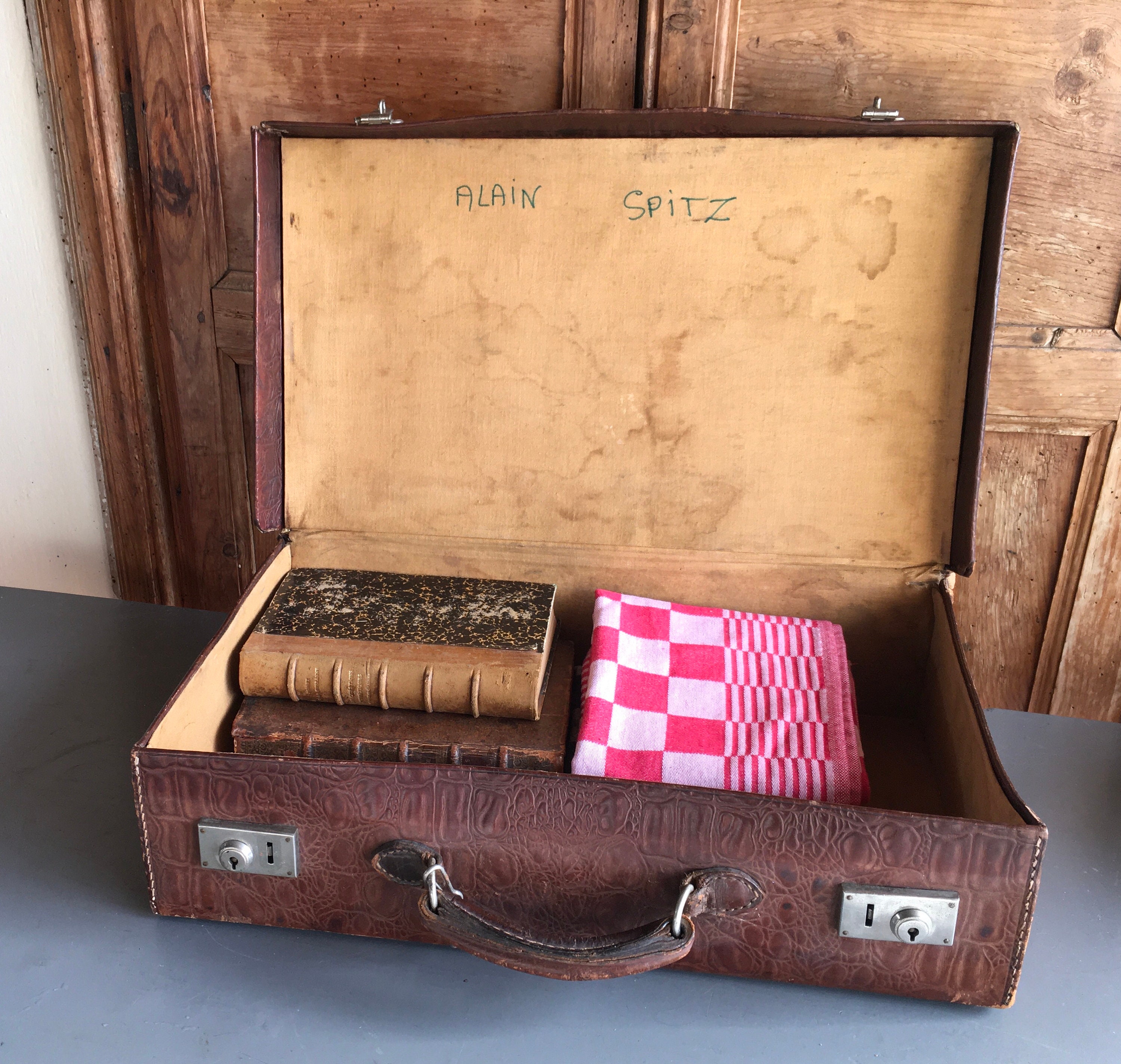 Valise en Cuir Vintage Français Bon État Mais Usagé. Le A Une Finition Croco, Poignée et Sa Clé d'or
