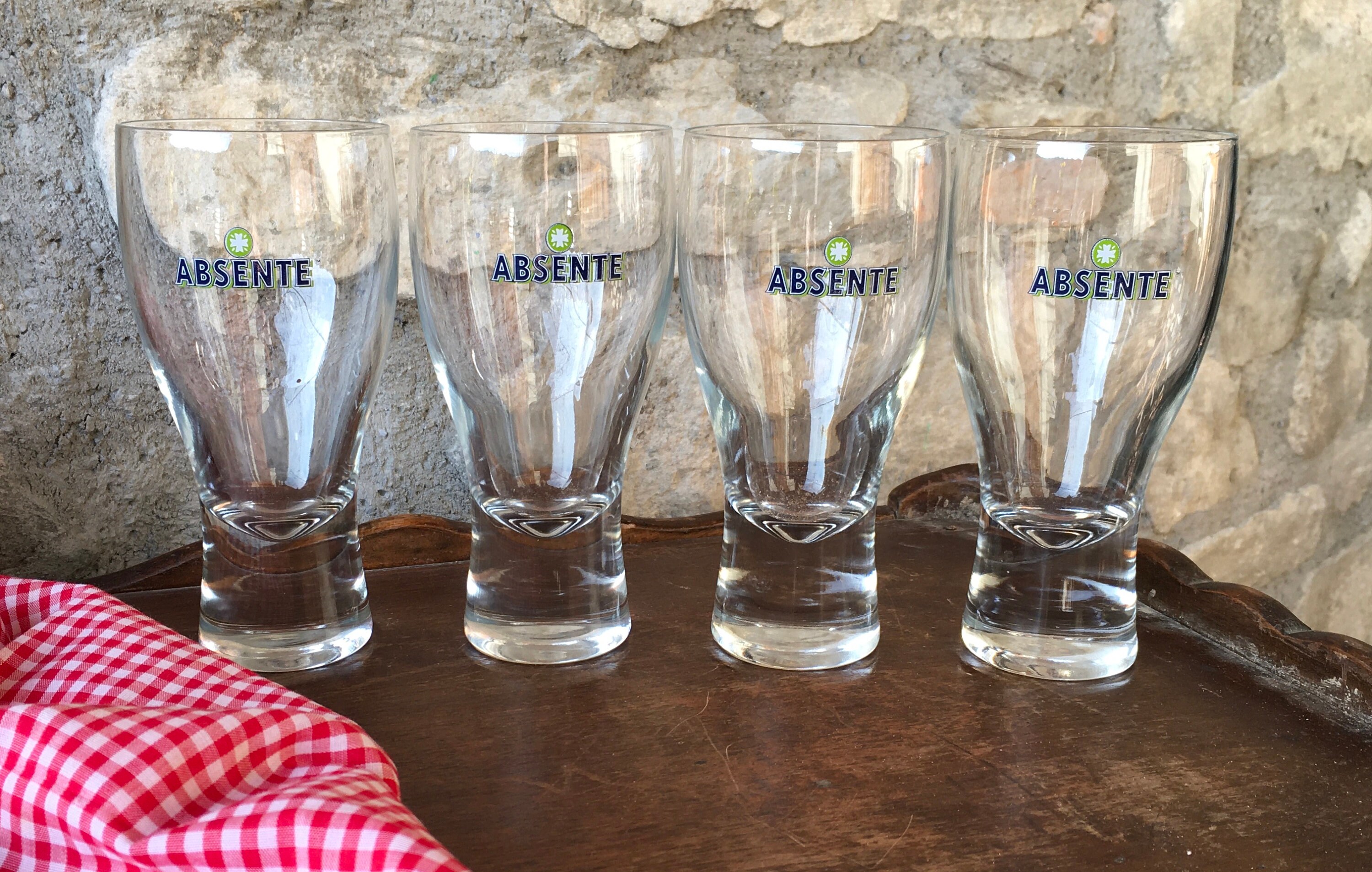 4 Verres Absinthe Vintage. Pas Besoin de Deviner Ce Qu'ils Sont Pour Car Ils Ont Absente Écrit sur E