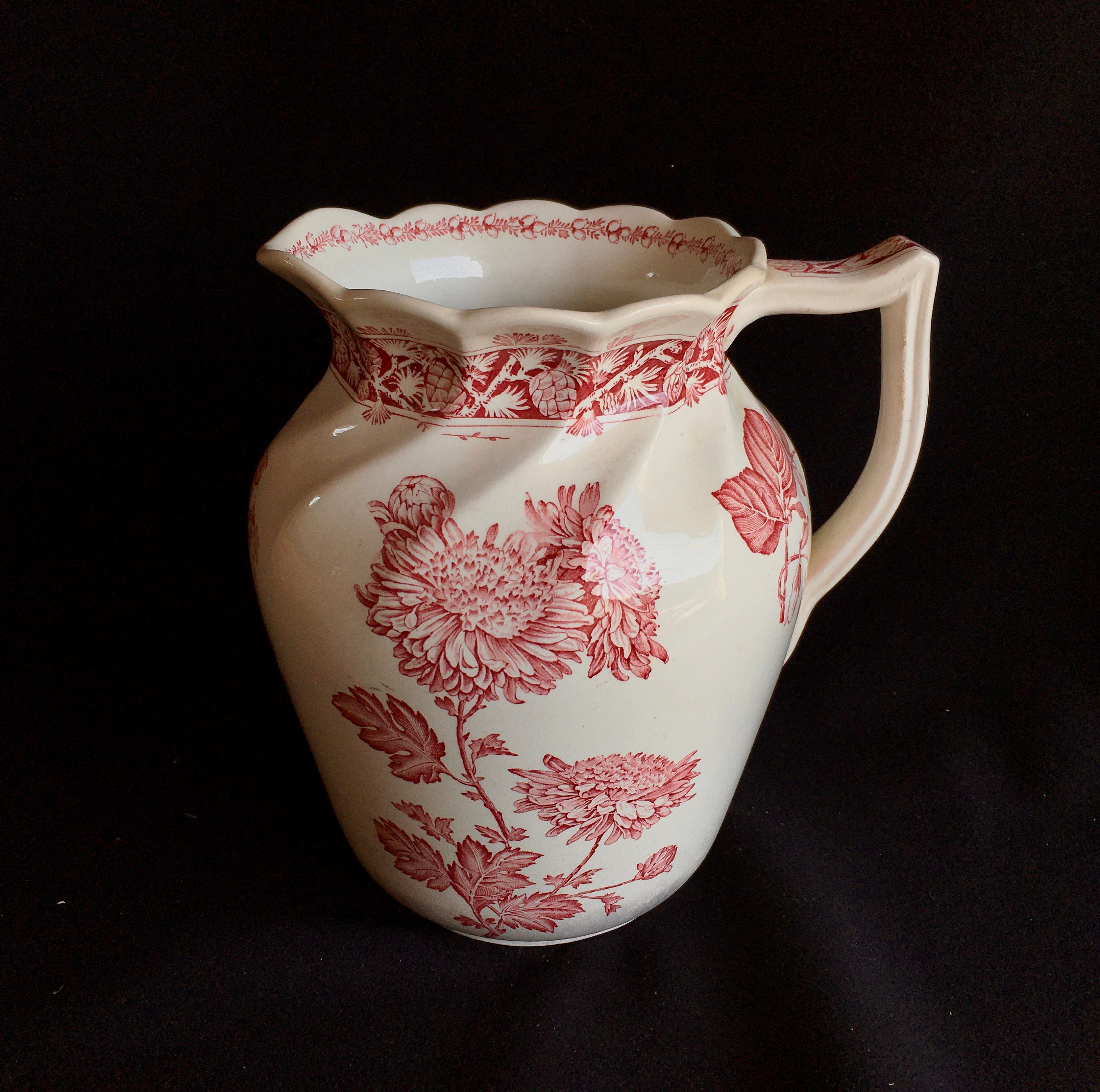 Vintage 1930's Faience Anglaise en Terre, Pichet de Transfert, Pichet. Le Motif Est Beau Rouge Rosé.