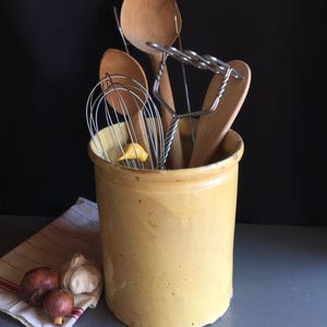 Antieke Franse aardewerk confitpot, crockpot, keukengereicontainer, aardewerken pot. Fantastische oude charme.  Groot formaat, 22 cm hoog.