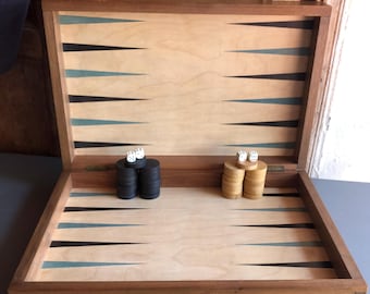 Vintage French WOODEN BACKGAMMON game and chess board on the outside. Complet, 4 dice, 15 white and 15 black disks. Fabulous condition