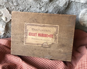 Vintage French Parfumerie “ROGER & GALLET”, Paris, wooden lidded gift box. Œeillet Marguerite.