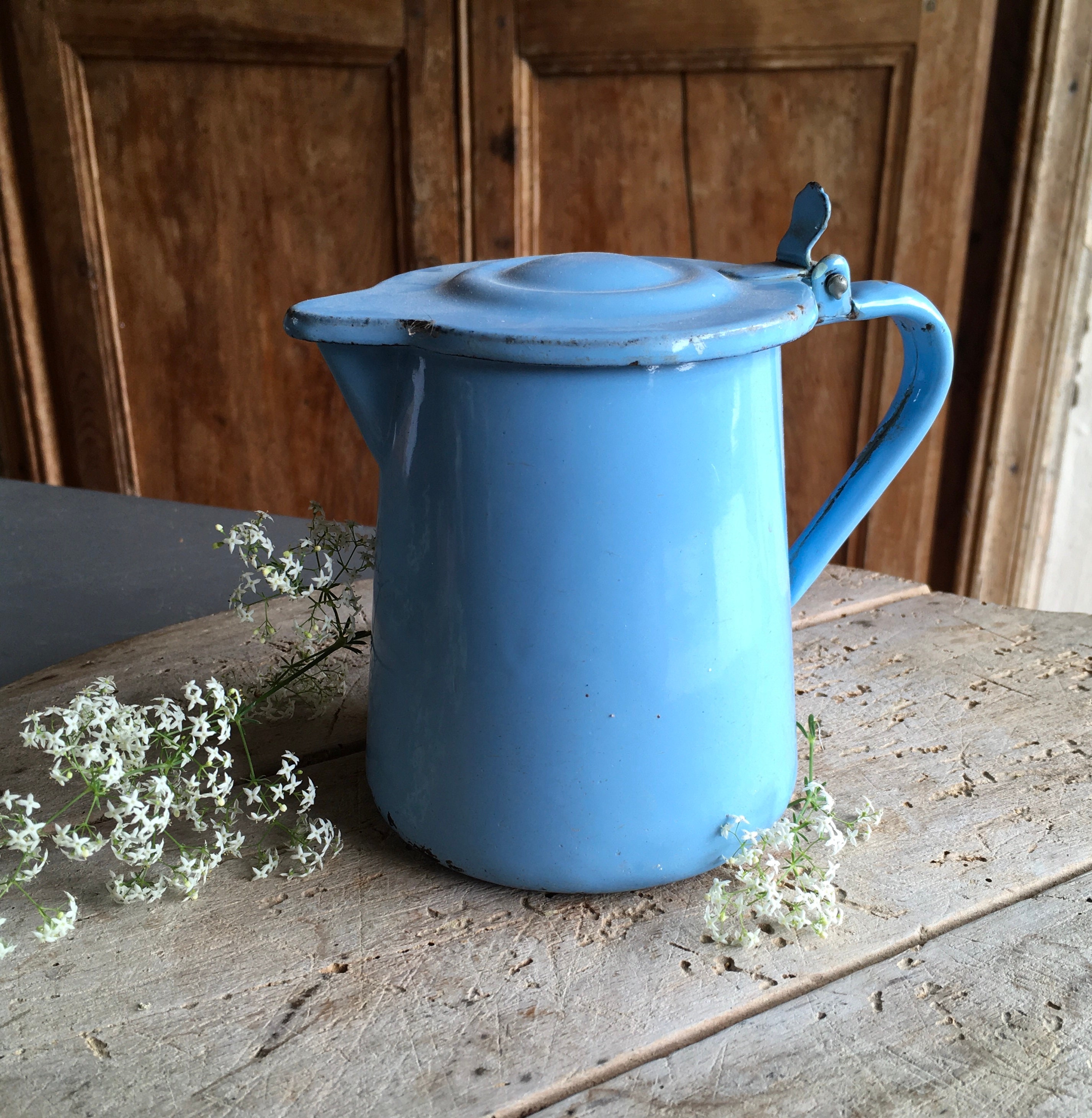 Émail Européen Des Années 1960, Millésime Français Pot de Thé Rétro Dans Un Joli Bleu.