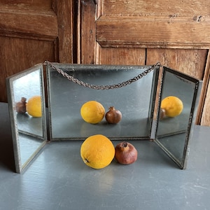 Vintage French 1950's Barbers Spiegel, TRIPTYCH, TRIPTYQUE, TRIFOLD. Rückseiten verziert mit Flussseite französisches Dorf.