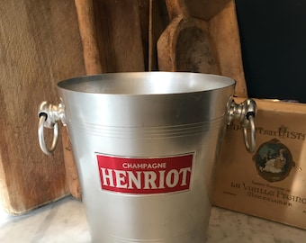 Seau à champagne vintage français « HENRIOT », refroidisseur à vin. Occasion mais en très bon état. Belle finition mate.