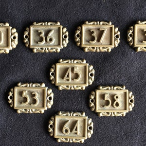 Graziose targhe in ottone, stile vintage francese. 2 fori, facili da attaccare. Molteplici usi, decorazioni, biglietti d'auguri, ecc. N. 36 vendute.