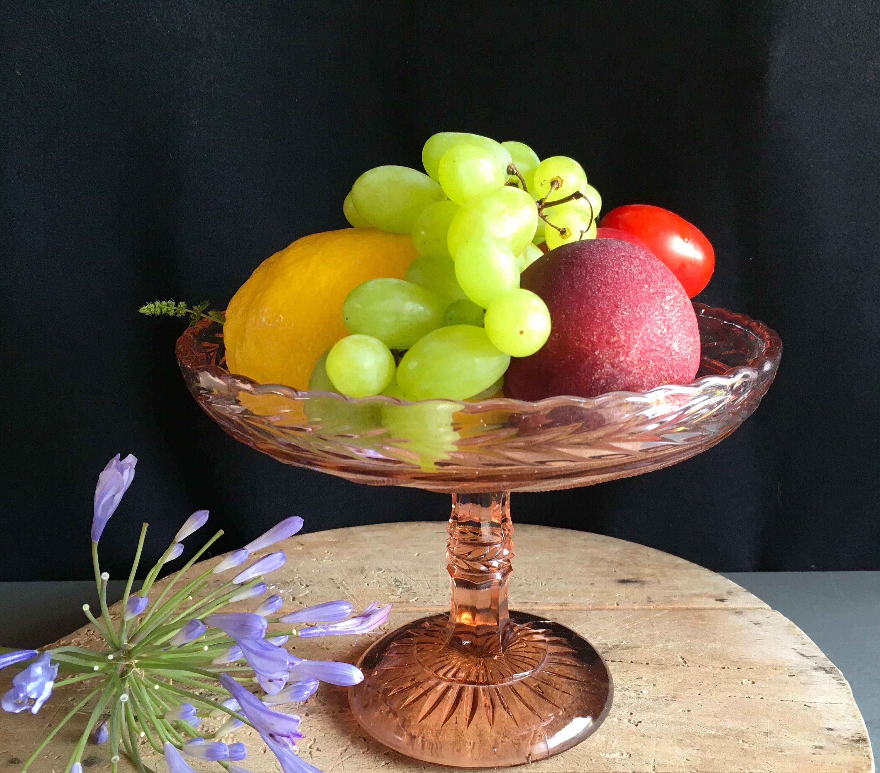 Vintage Pink Pressed Glass Pieds de Service Plats ou Compotier Comme Les Français Appellent. Bonbons