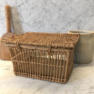 ヴィンテージのフランス製蓋付きバスケット。完璧ではないけど