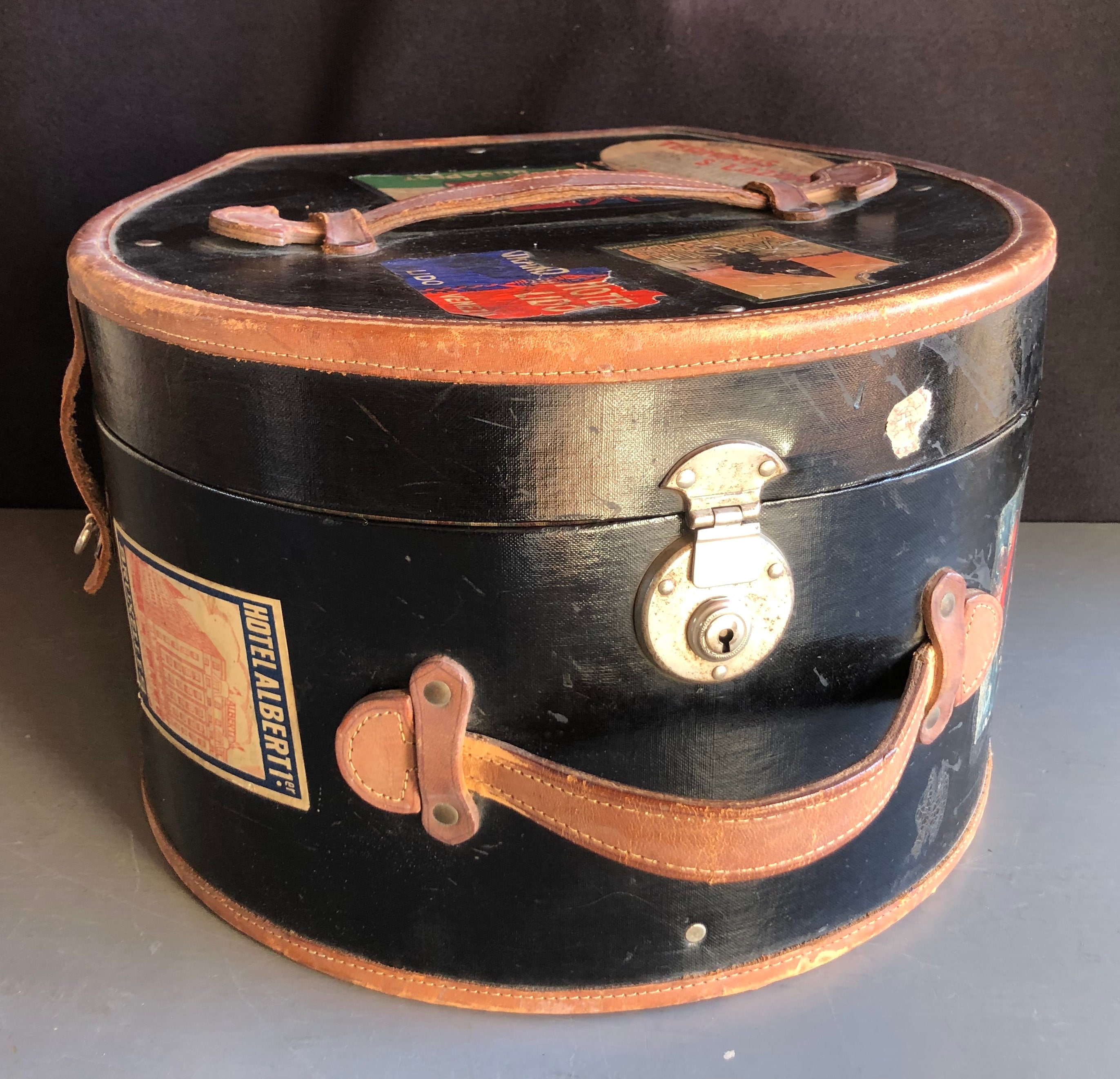 Vintage French HATBOX in FABULOUS condition. Original handle and leather side straps. Truly beautiful item and lovely storage boxthumbnail
