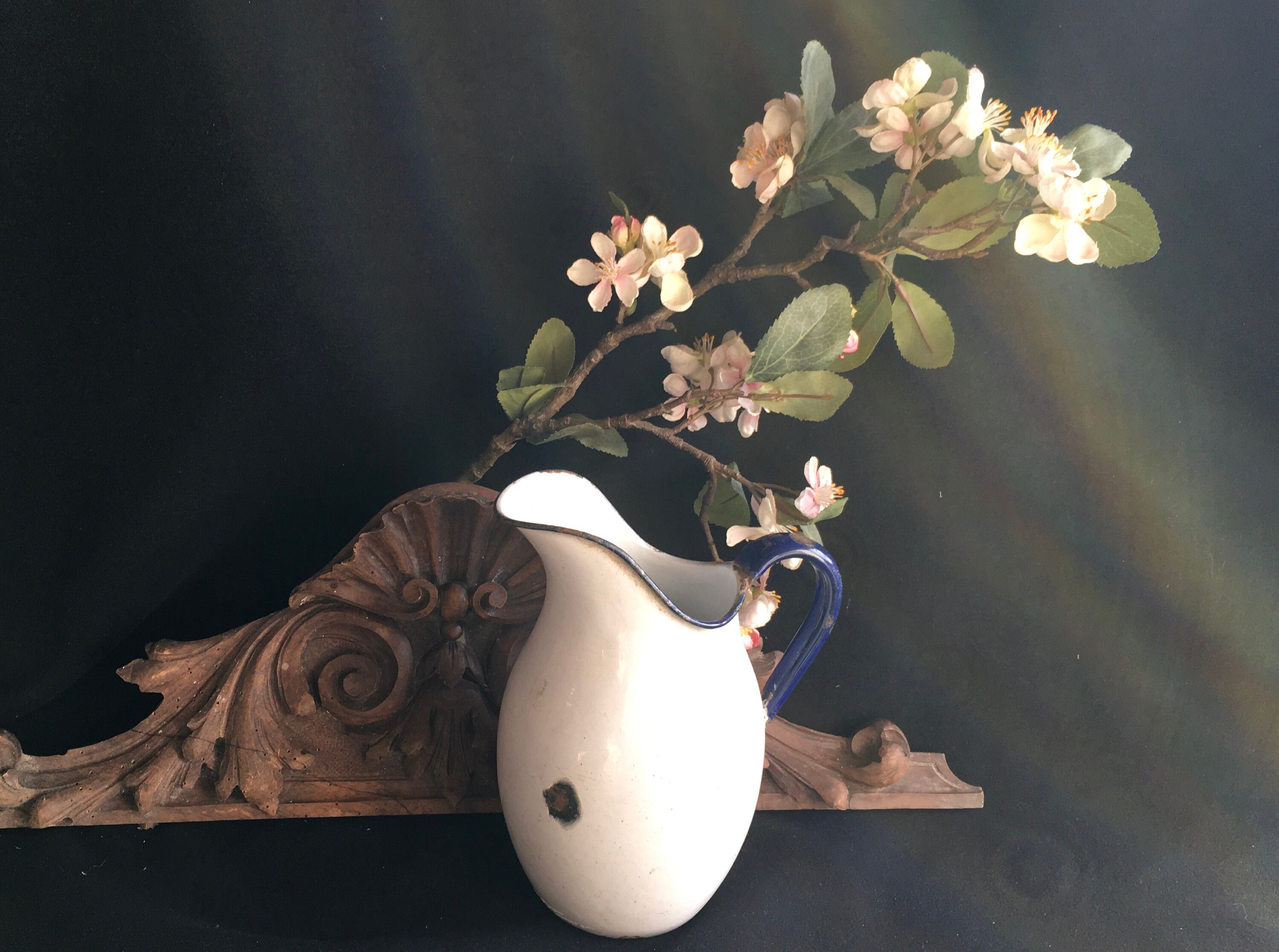 Enamel Vintage Français Cruche, Pichet. Blanc avec Une Garniture Bleue Autour Du Haut et Poignée Ble