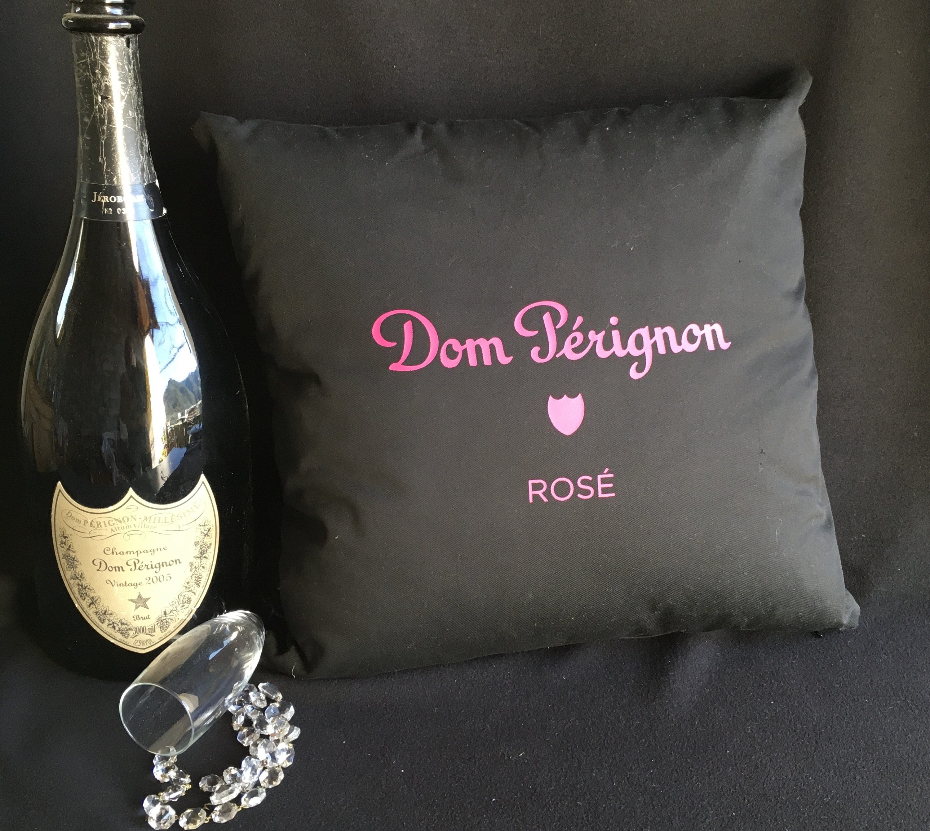 Dom Perignon Rose Champagne, Coussins, Tout Neuf. 3 Disponibles.