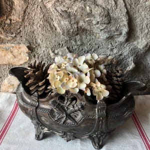 Pode incluir: Uma placa de madeira rústica com o texto "Welcome to our home" em estilo manuscrito. A placa é retangular, com um acabamento desgastado e um design simples e convidativo. Adequada para uso interno ou externo.