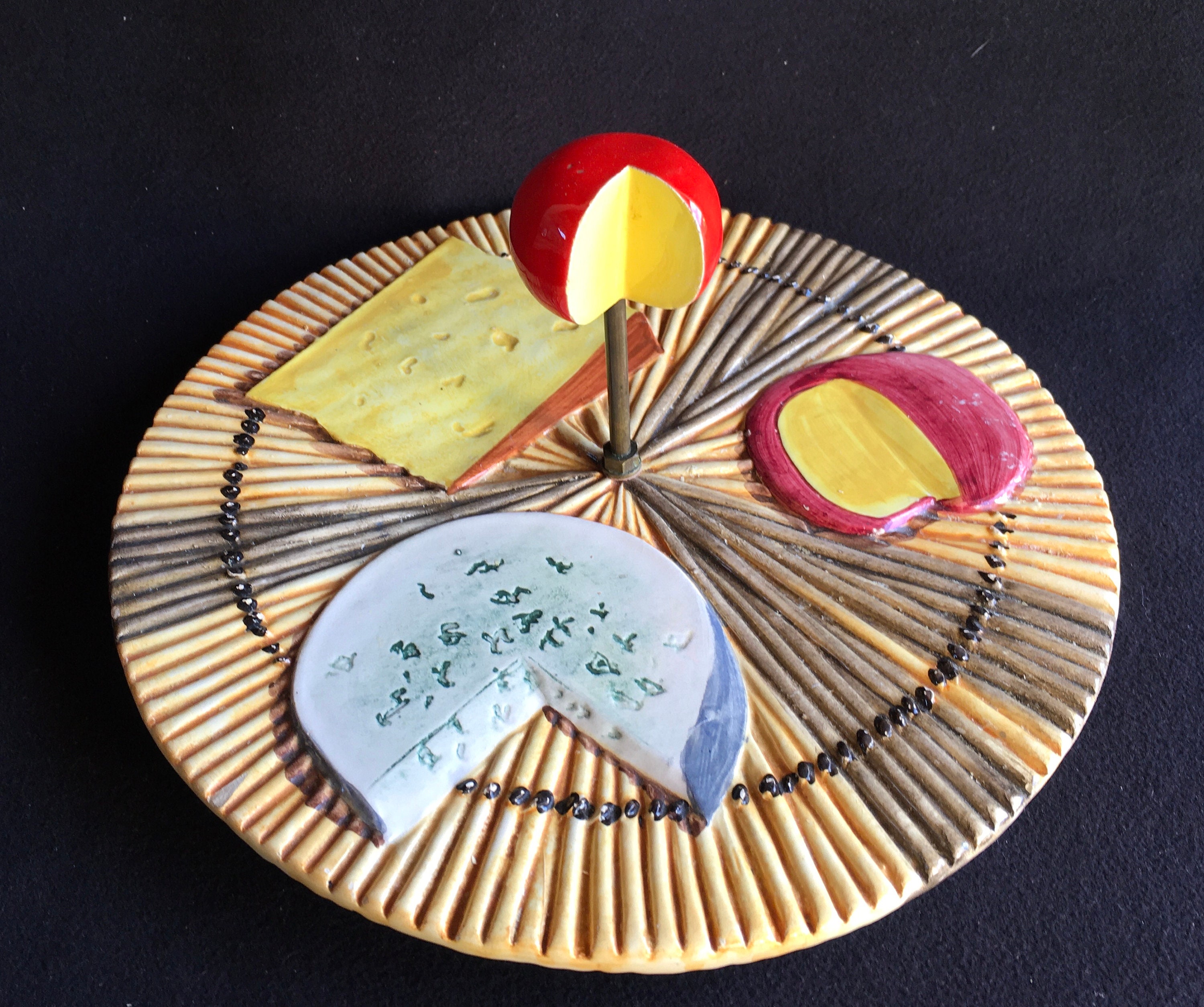 Dessous de plat en faïence et bois avec déco fromage (Bleu d'Auvergne) :  Tourlonias