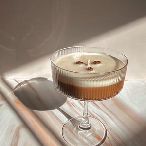 Espresso-martini-kaars | Cadeau voor koffieliefhebbers | Handgemaakte kokoswas | Uniek woondecoratie | Ideaal voor feesten | Perfect voor barwagen | Voor haar