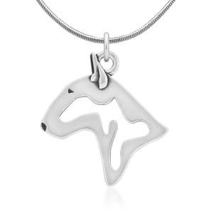 Op de afbeelding: Een zilveren ketting met een hanger in de vorm van een bullterri&euml;rkop. De hanger is uitgesneden, waardoor een silhouet van de hondenkop ontstaat.