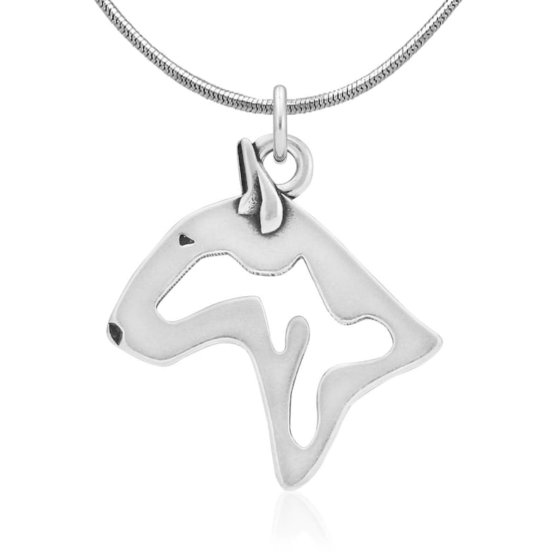 Op de afbeelding: Een zilveren ketting met een hanger in de vorm van een bullterri&euml;rkop. De hanger is uitgesneden, waardoor een silhouet van de hondenkop ontstaat.