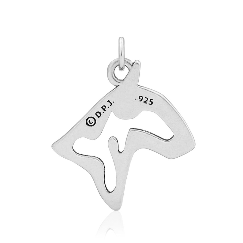 Op de afbeelding: Sterling zilveren hanger met een gestileerd dolfijn ontwerp. De achterkant van de hanger is gestempeld met "&copy;D.P.J." en ".925".