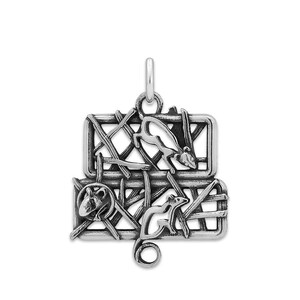 Peut inclure: Pendentif argenté représentant trois rats stylisés dans une structure en forme de cage. Le pendentif est doté d'une bélière pour l'accrocher et présente des lignes hachurées et des bords arrondis, créant un aspect texturé.