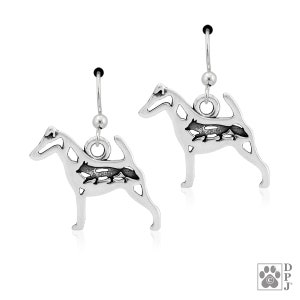 Op de afbeelding: Zilveren oorhangers met een silhouet van een Fox Terrier met een vos in het silhouet.