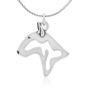Op de afbeelding: Een zilveren ketting met een hanger in de vorm van een bullterri&euml;r. De hanger is uitgesneden, waardoor een silhouet van de hond ontstaat.