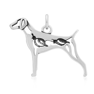 Puede incluir: Encanto de colgante de plata en forma de perro. El perro está delineado y tiene un diseño detallado dentro del contorno.