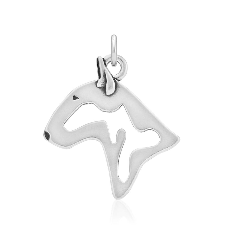Op de afbeelding: Zilveren bedel in de vorm van een Bull Terrier hond. De bedel is uitgesneden, met het silhouet van de hond zichtbaar.