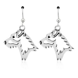Peut inclure: Une paire de boucles d'oreilles pendantes en argent avec une silhouette de tête de chien.