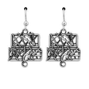 Peut inclure: Paire de boucles d'oreilles argentées représentant une cage avec trois souris. Les souris sont dans différentes poses, dont une qui saute et les autres qui se tiennent debout. Fermeture à crochet.