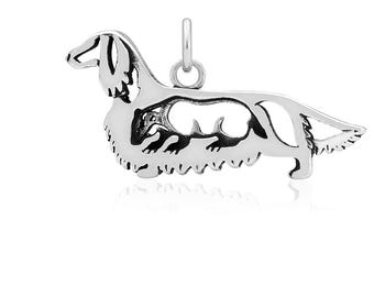 Collar con colgante de perro salchicha de plata de ley, de pelo largo.