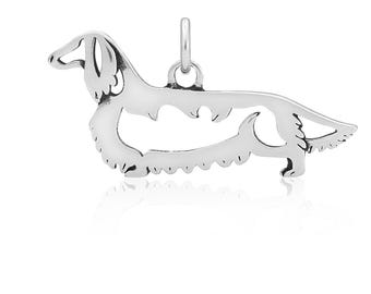 Collar de plata de ley con forma de perro salchicha de pelo largo.