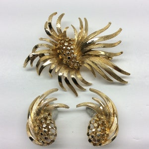 Lisner’s, Never Worn, Dramatic Pin and Clip Earring Loop, vintage 1960's, tous signés Lisner.