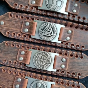 Läderarmband Talisman Isländsk Vegvisir, Mjölnir Tor, Yggdrasill, Oden, Vikingarnas runalfabet, Varghuvud, Vargfotavtryck
