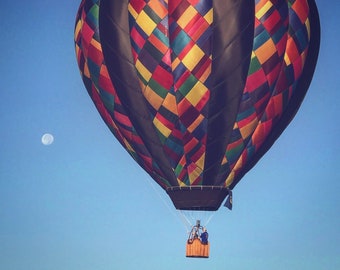 Globo de aire caliente y la luna