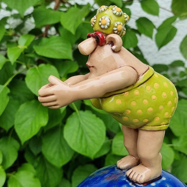 Marlis, lustiges Geschenk, Geschenk Gartenkeramik,witzig Garten Deko,Geschenk Pension,Keramik Rosenkugel Figur, Schwimmer Geschenk