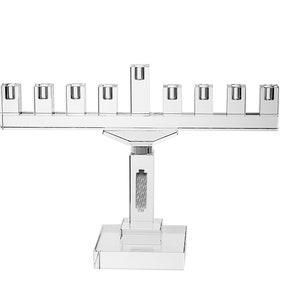 Op de afbeelding: Een heldere glazen menorah met negen kaarshouders, een centrale pilaar en een vierkante basis. De menorah is ontworpen in een moderne stijl.