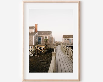 Nantucket Cottage Druck, Haus im Schindel-Stil mit Rosen, Küsten-Neuengland-Wandkunst, Amerikanische Flaggen-Sommerdekor, alter Nord-Warf-Druck