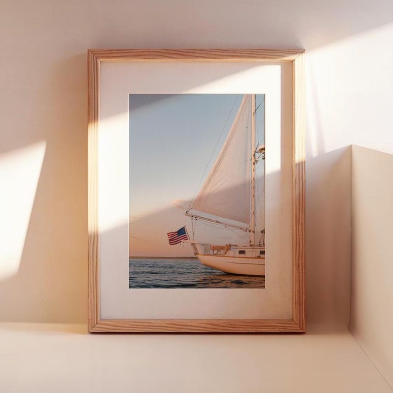 Segelboot Wand Kunst mit Cape Cod Flagge, Küsten Segelboot Fotografie, Strandhaus Wandkunst, Cape Cod Fotografie, Vintage Kunstdruck Bild 2