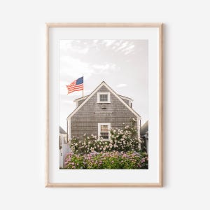 Lámina de cabaña de Nantucket, casa estilo tejas con rosas, arte mural costero de Nueva Inglaterra, decoración de verano con bandera estadounidense, lámina de Old North Warf