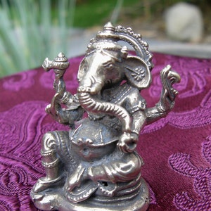 Mini Ganesha statue, very finely crafted, a miniature from Nepal