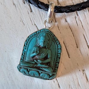 Kleines schönes Shakyamuni Buddha Amulett mit TÜRKIS aus Nepal