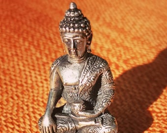 ALTE sehr feine kleine silberne Miniatur Buddha-Statue aus Tibet