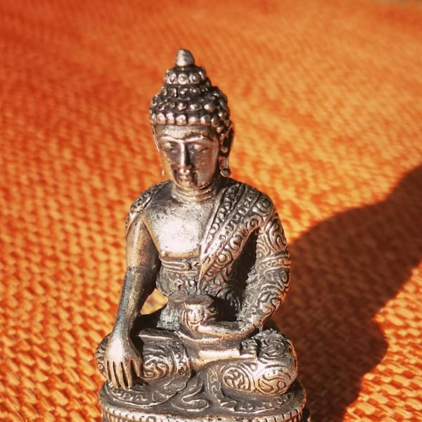 ALTE sehr feine kleine silberne Miniatur Buddha-Statue aus Tibet