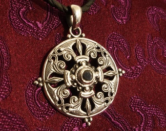 Ciondolo mandala tibetano dal Nepal con dorje, argento 925 con onice.